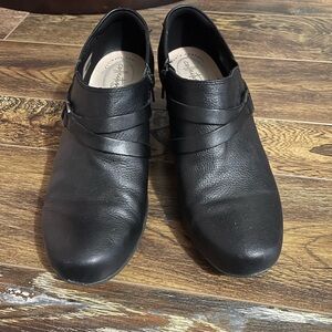 Like New Clarks Black Leather Shooties with Cushioned Footbed, Sz 11